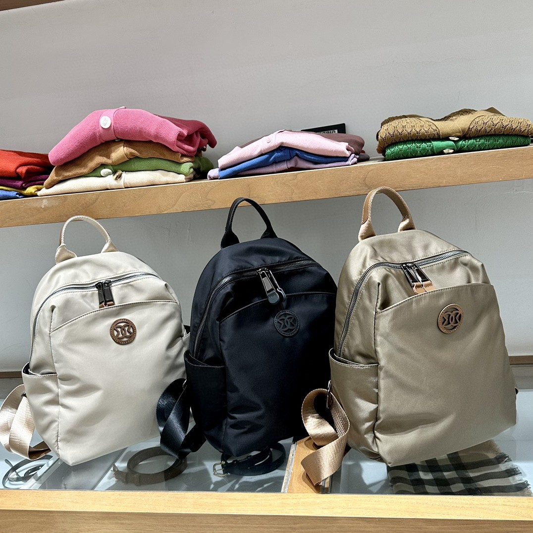 The new summer niche travel backpack is a high-end large-capacity commuter backpack and oxford cloth is casual and versatile. 