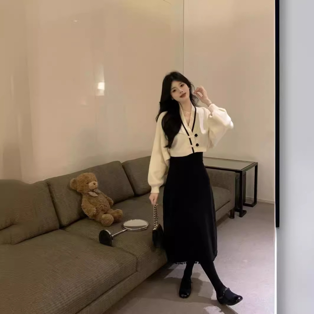 The new Chinese style disc buckle knitted cardigan women's spring milk soft glutinous texture V-neck sweater jacket tide. 