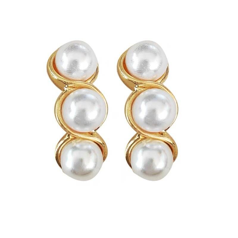 French temperament pearl earrings women's golden pea ins beaded niche twist design sense versatile unique earrings. 