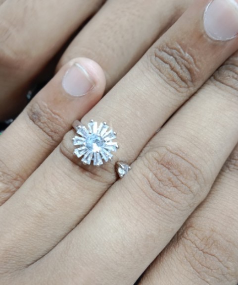 Fashionable girls finger ring / free size