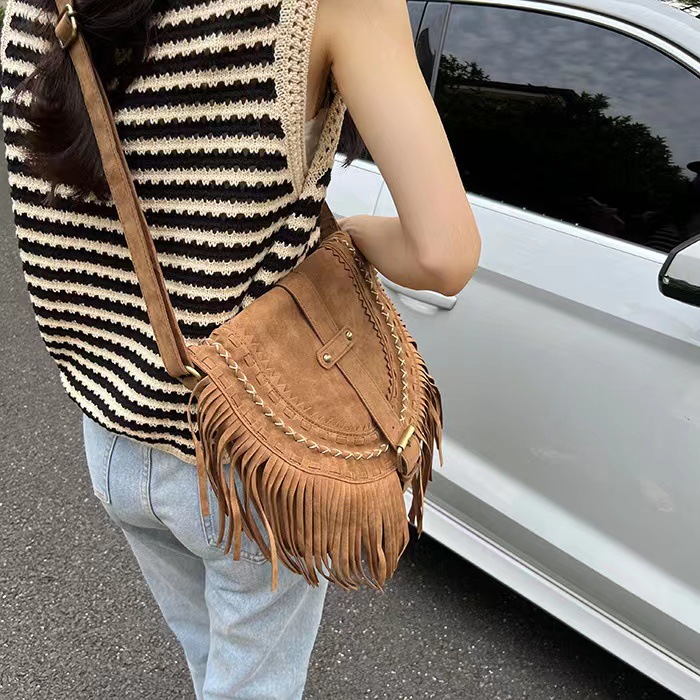 2024 new beach bag, shoulder crossbody bag, imitation deerskin velvet tassel bag, large-capacity summer travel essential women's bag