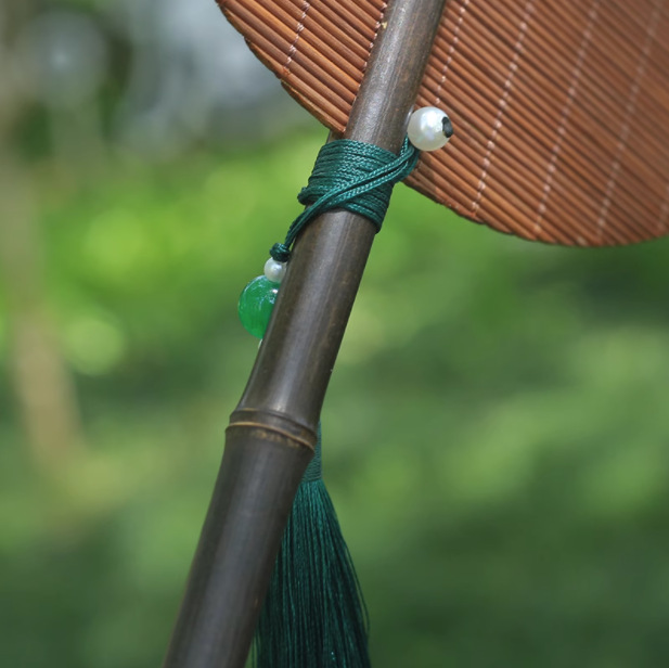 The ancient style purple bamboo waist fan Chinese wind roll fan can be folded and carried with you in summer with a handmade classical Chinese Hanfu fan. 