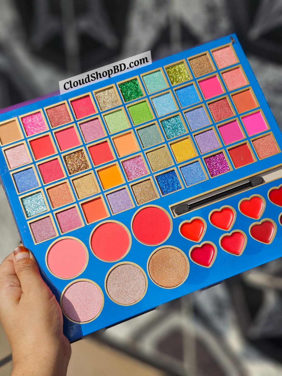 FARCLOSE 80’S Remix Color Pop Eyeshadow Palette. 