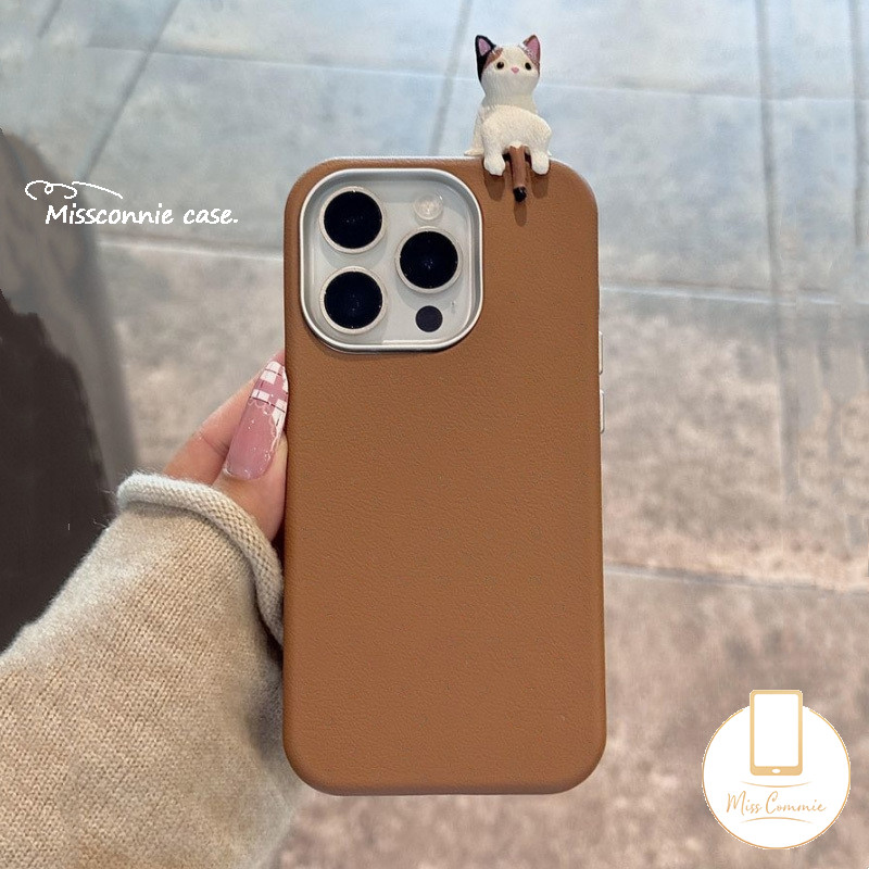 Cartoon Kitten Lovely 3D DIY Doll Cat Case Compatible for IPhone 16 11 12 15 14 13 Pro Max XR X 15 14 16 Plus XS Max Simple Solid Color Luxury Metal Lens Frame Leather Texture Case. 