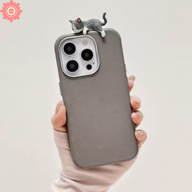 Simple Solid Color Lovely 3D DIY Doll Cat Cartoon Kitten Case Compatible for IPhone 15 11 16 12 13 14 Pro Max 16 15 14 Plus XR X XS Max Luxury Metal Lens Frame Leather Texture Case. 