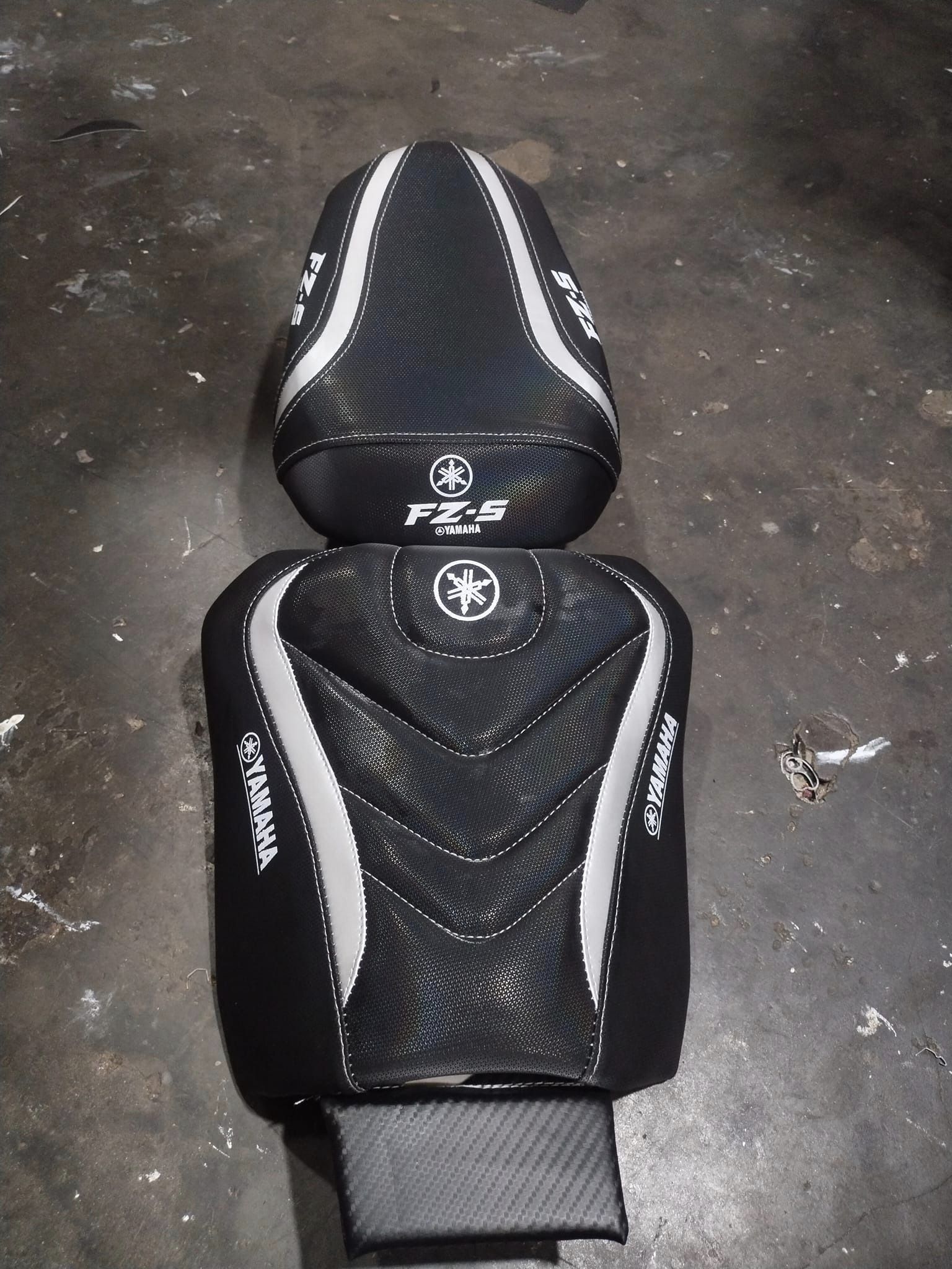 Yamaha Fazer v2 silver  modified seat cover. 