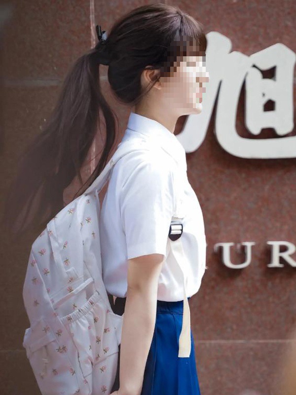 Secretly can't hide the same schoolbag of Sang Zhi, Zhao Lusi, the same backpack, the schoolgirl is small, fresh and floral backpack, Xia. 