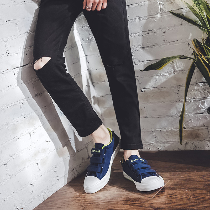 IELGY men's preppy style canvas shoes with Velcro flat bottom and round toe. 