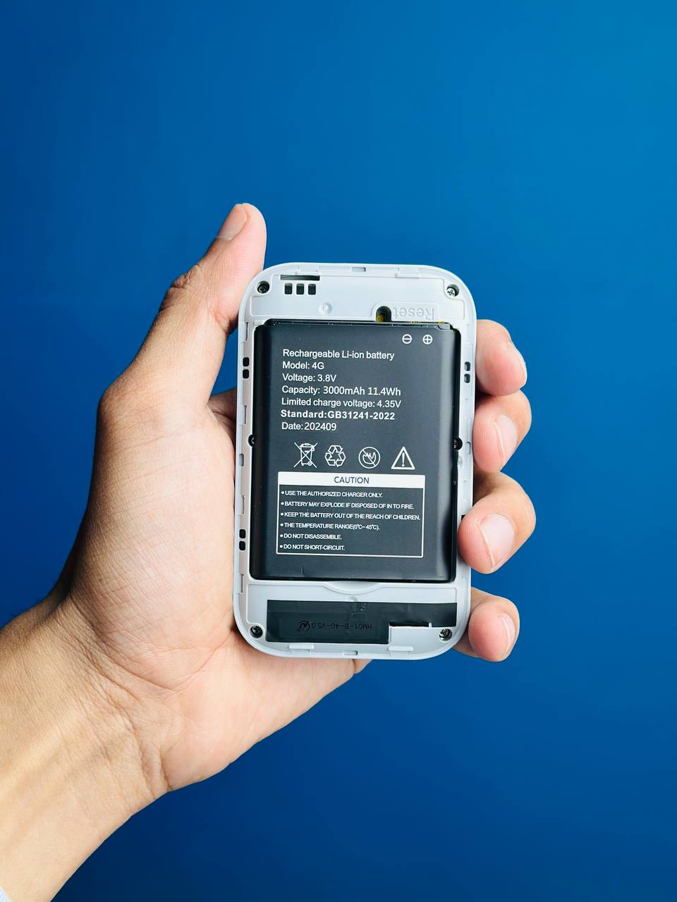 MF680 5G LTE CAT6 Wireless Modem Pocket Router. 