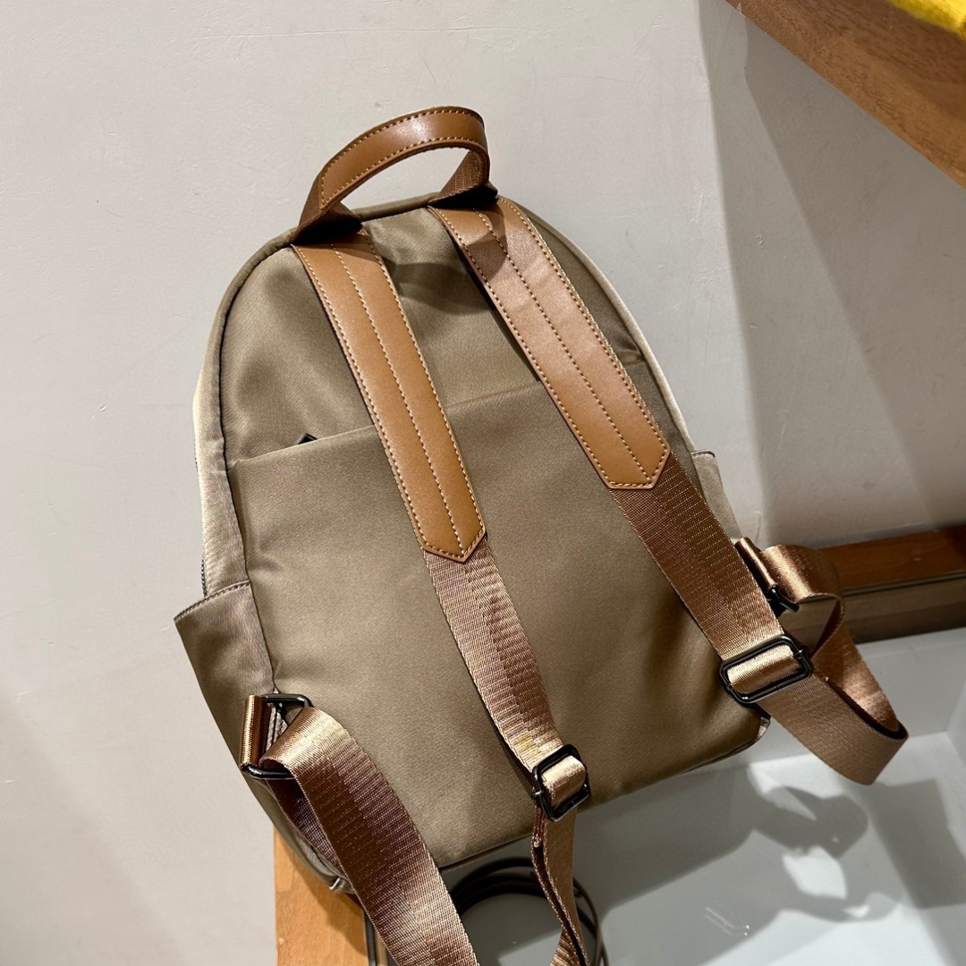 The new summer niche travel backpack is a high-end large-capacity commuter backpack and oxford cloth is casual and versatile. 