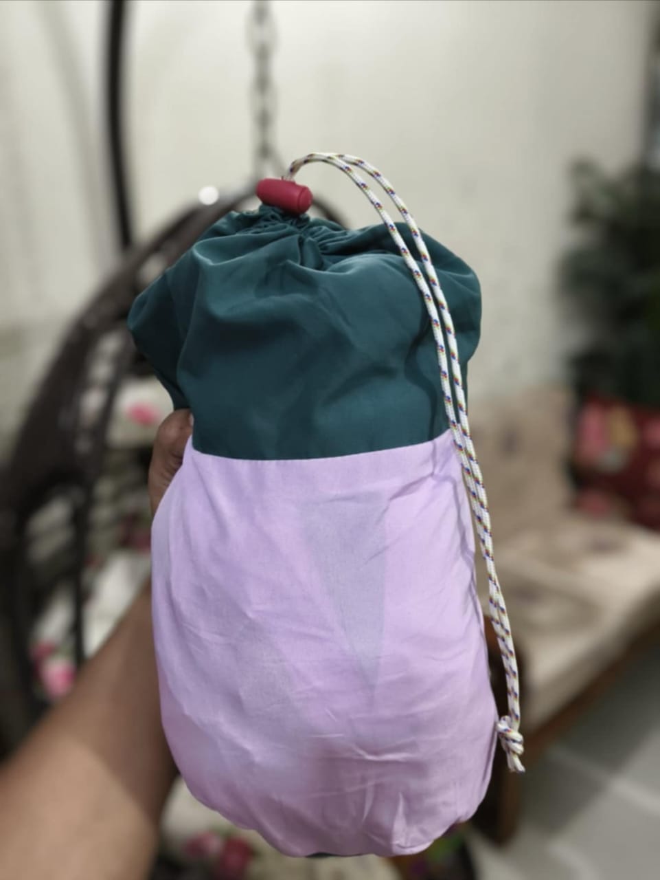 The camping hammock made of parachute fabric, lightweight, portable,  suitable for camping and outdoor activities. Two tree straps and a long rope are available for hanging.. 