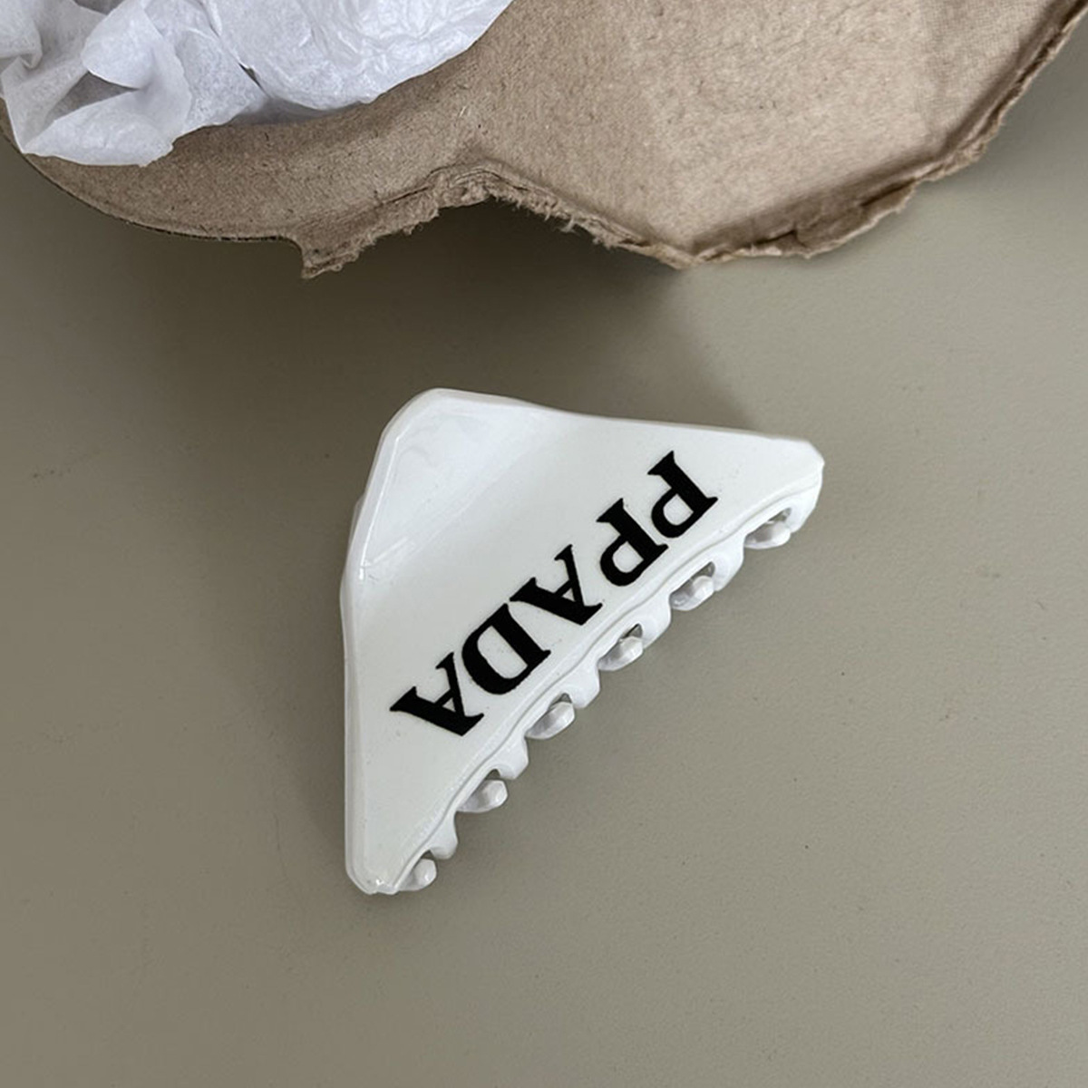 The new trendy letter inverted triangle hair clip with a high ponytail grab clip on the back of the head shark clip is a delicate temperament hair accessory. 