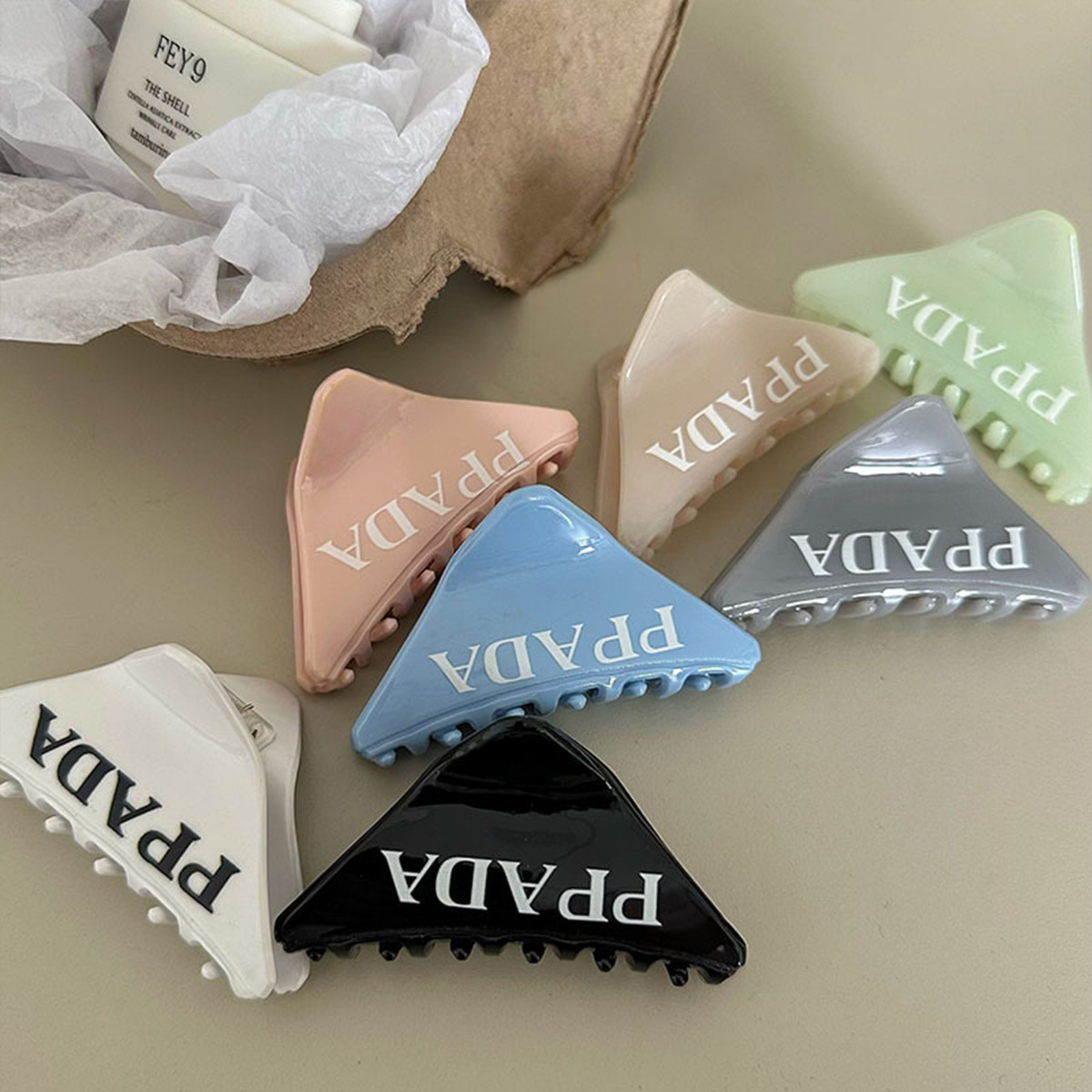 The new trendy letter inverted triangle hair clip with a high ponytail grab clip on the back of the head shark clip is a delicate temperament hair accessory