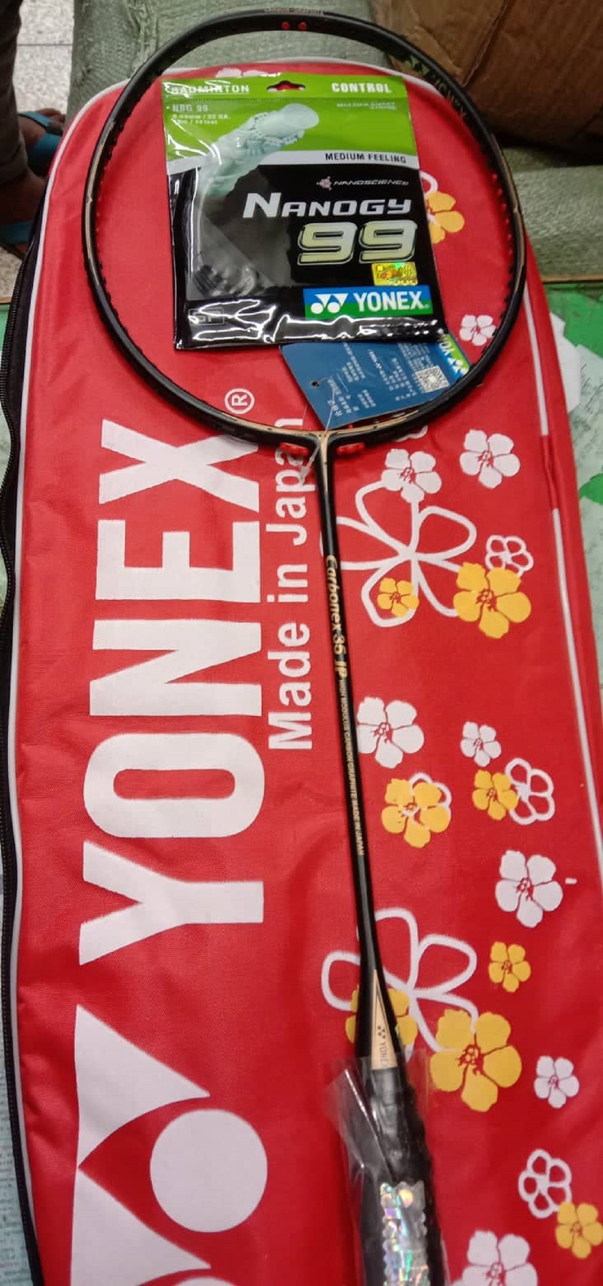 BEST BIG OFFER ,,IN THIS YEARS,,60GRM AND 38LB YOUNEX BADMINTON RACKET. 