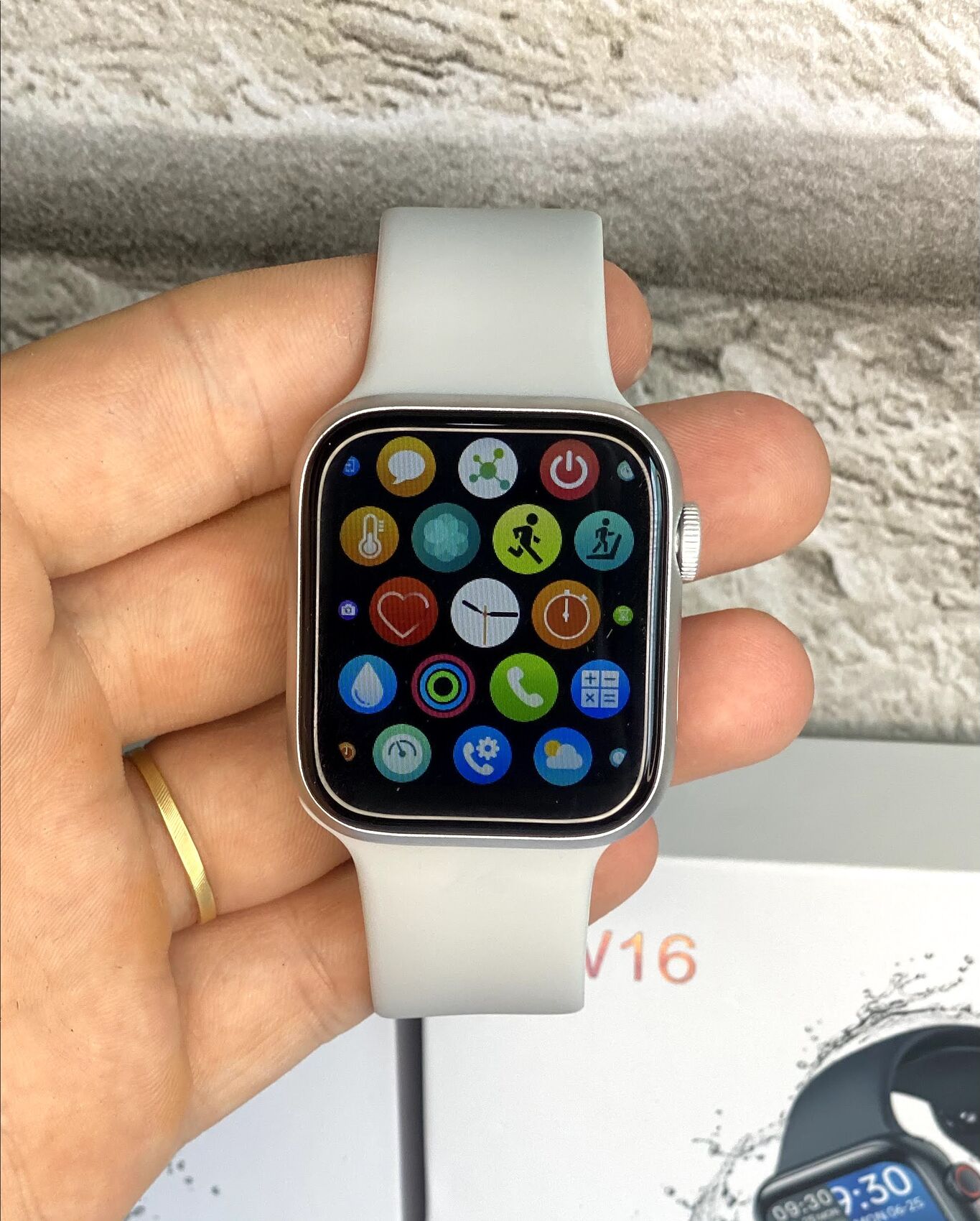 HW16 Smart Watch Bluetooth Calling Fitness Tracker. 
