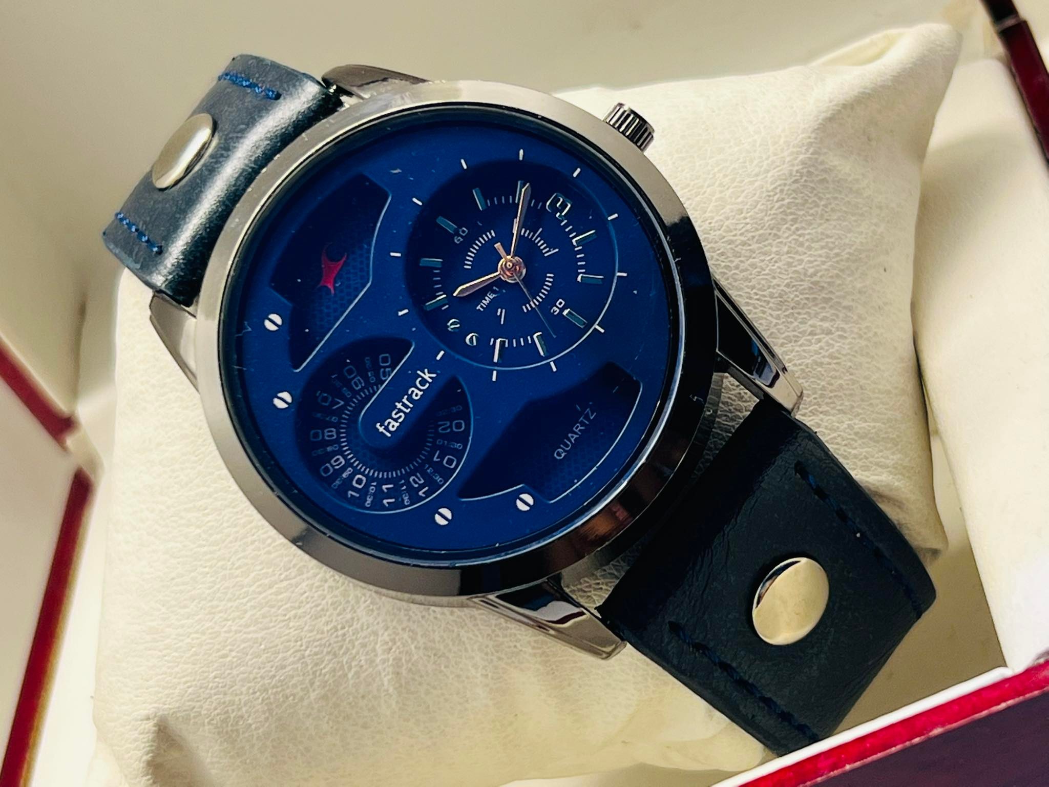 New Leather Analog Sports Watch for Men -  with a round shape and a pu leather strap with men's standard size. 