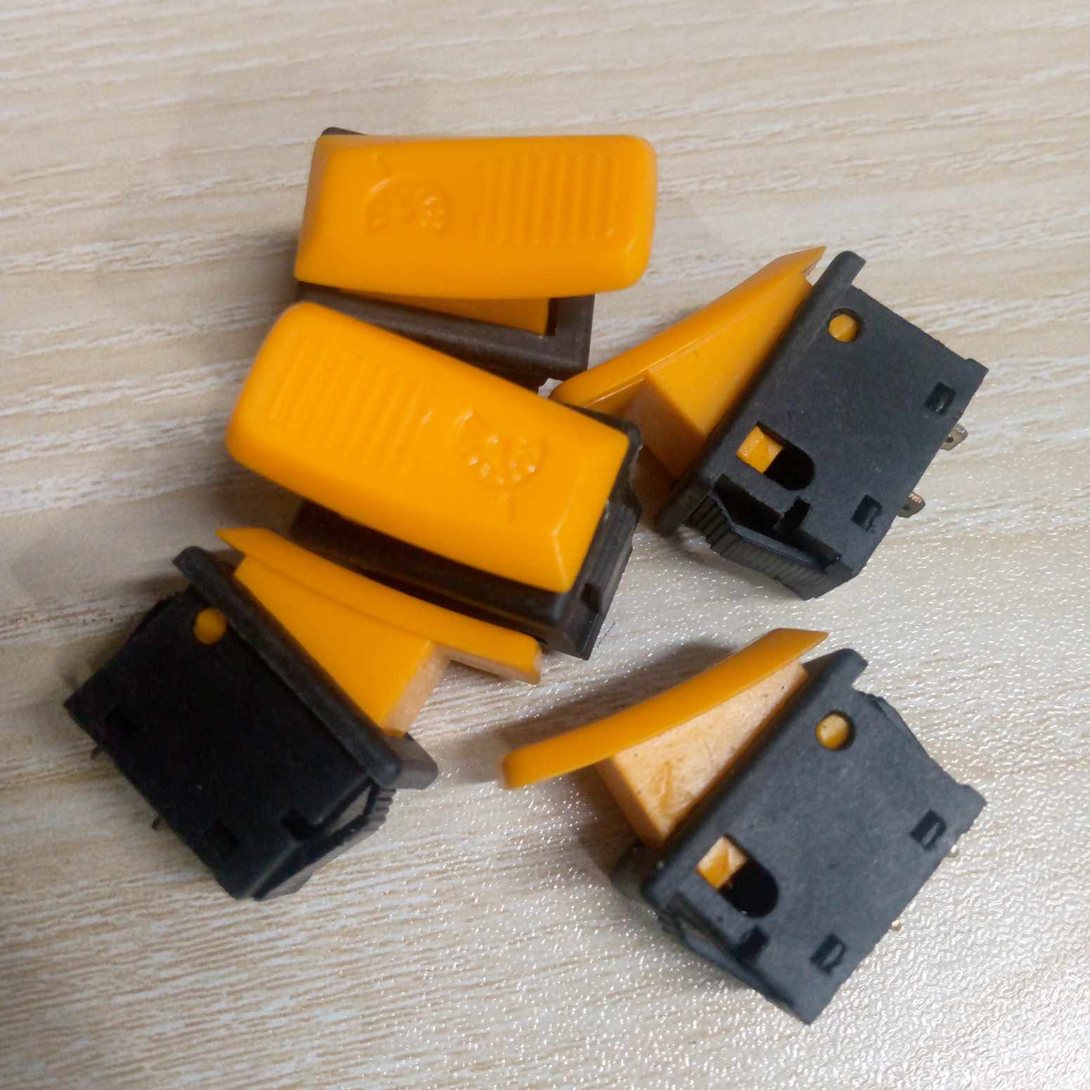 5Pcs Yellow Cap Horn Switch DC 12V 10A 24V 5A 2 Pin Momentary Push Button Horn Switch On Off SPST Universal Push Switch For Car Trucks ATV Bus Motorcycles E-Bike Bike Auto Horn Switch. 