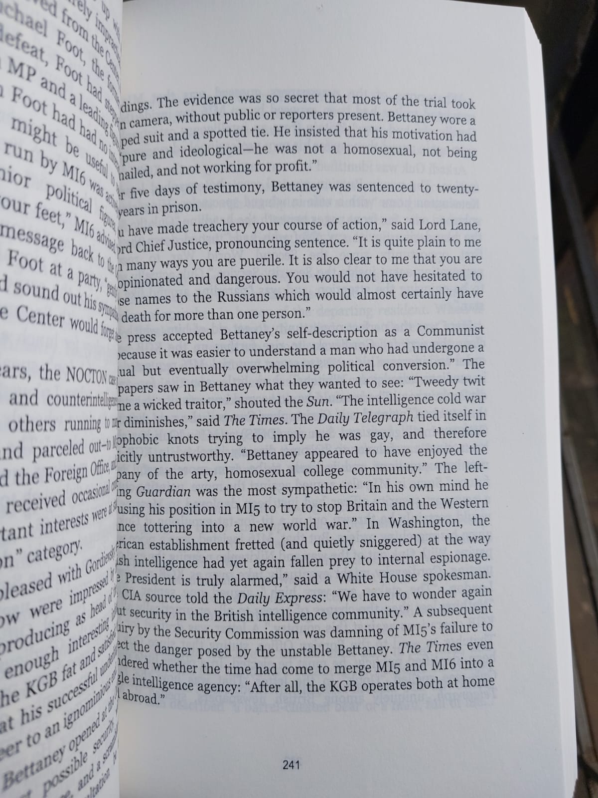 The Spy and the Traitor: The Greatest Espionage Story of the Cold War by Ben Macintyre - Premium - Paperback. 