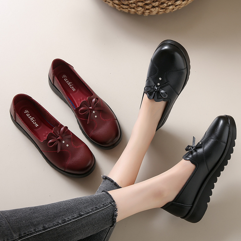Leather mom shoes spring and autumn women's single shoes, non-slip leather shoes, flat women's shoes, casual shoes for the middle-aged and elderly, comfortable black work shoes. 