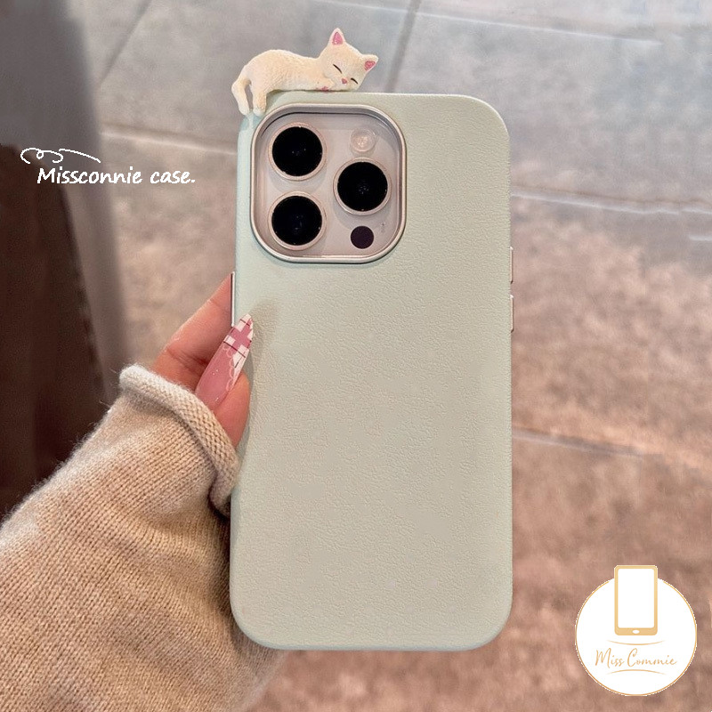 Cartoon Kitten Lovely 3D DIY Doll Cat Case Compatible for IPhone 16 11 12 15 14 13 Pro Max XR X 15 14 16 Plus XS Max Simple Solid Color Luxury Metal Lens Frame Leather Texture Case. 