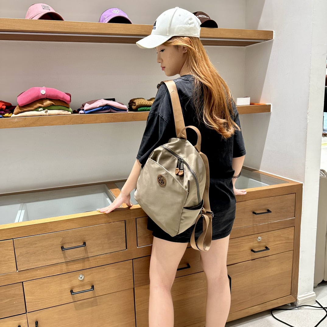 The new summer niche travel backpack is a high-end large-capacity commuter backpack and oxford cloth is casual and versatile