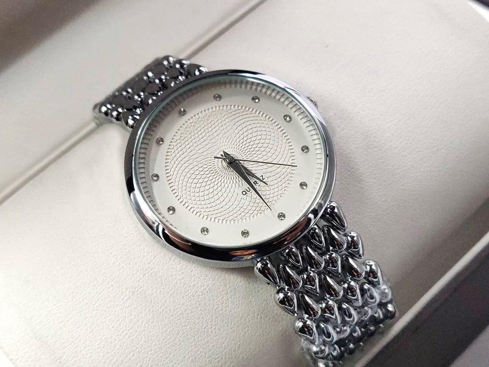 Stylish Fashion Bracelet Waterproof Watch Silver Colour Strap Dashing Looks Casual Luxury Use Watch For Women