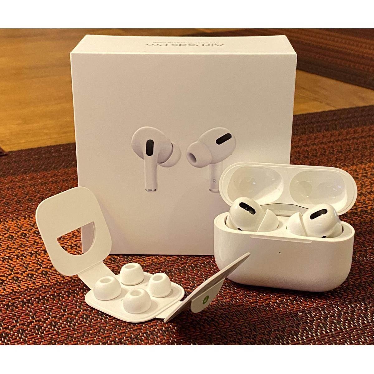 Apple AirPods Pro with deals Charging Case