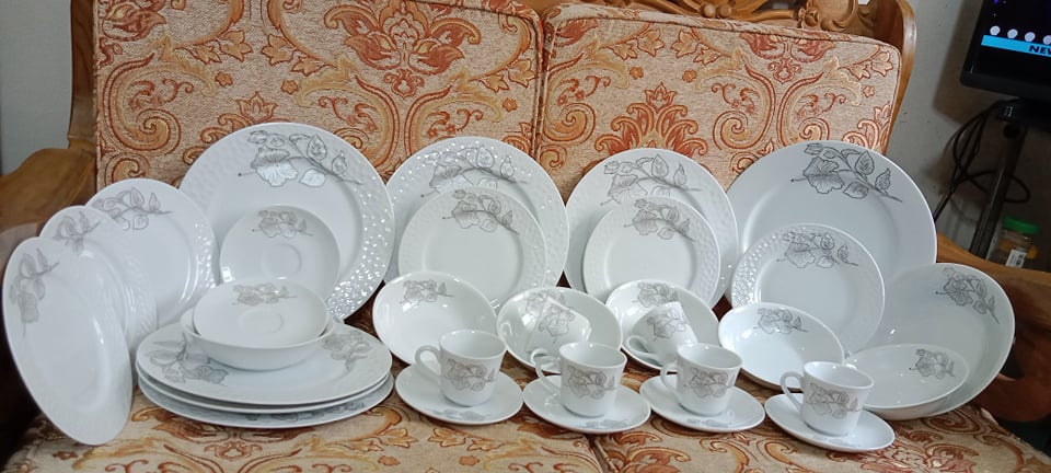 Exclusive Amboss Design 32 Pcs Dinner Set . Ceramic Dinner Set. Dining Set. Dinner Plate, Dinner Half Plate, Cup & Saucer, Sweet Bowl, Big Curry Bowl & Rice Dish Dinner Set. CD:A250.. 
