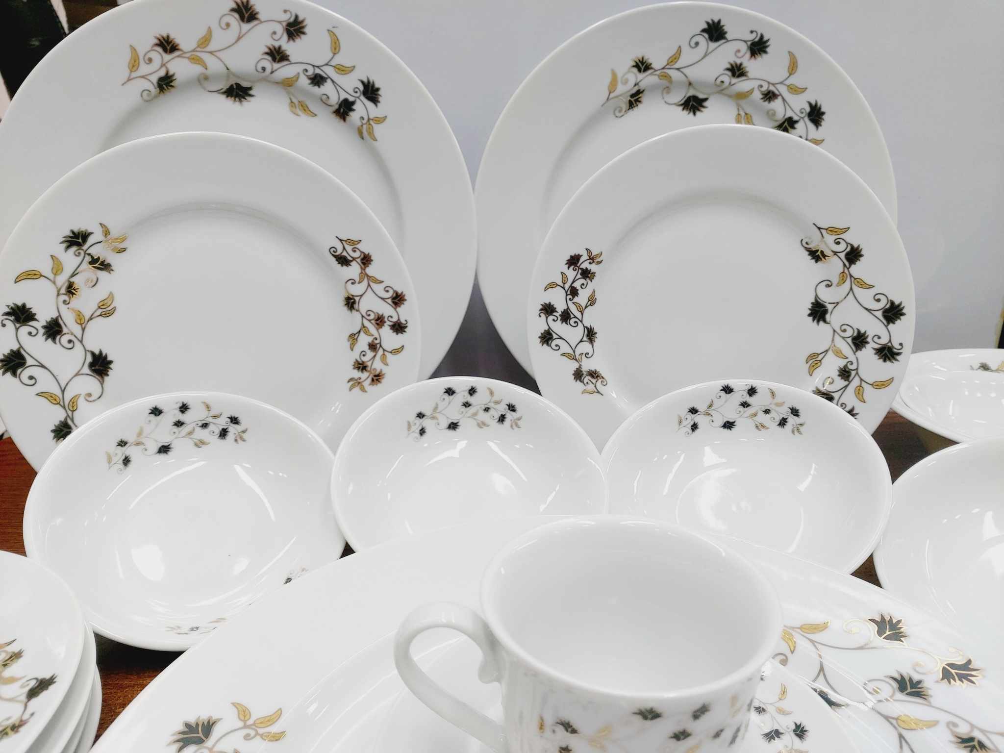 32 Pcs Dinner Set Paragon Ceramic.With 6x Dinner Plate, 6x Breakfast Plate, 6x Cup, 6x Saucer, 6x Sweet Bowl, 1x Curry Bowl, 1x Rice Dish.. 