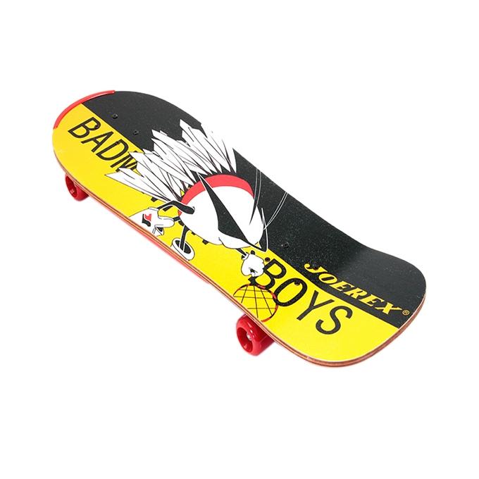 Skateboard  17 inch x 5 inch  Lightweight and Easy to Handle Best quality. 