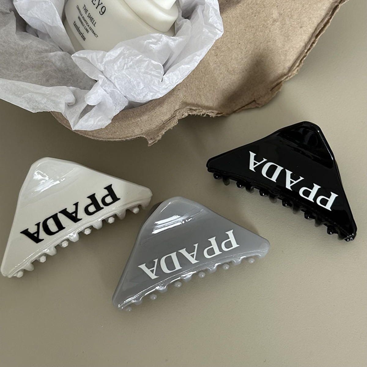 The new trendy letter inverted triangle hair clip with a high ponytail grab clip on the back of the head shark clip is a delicate temperament hair accessory. 