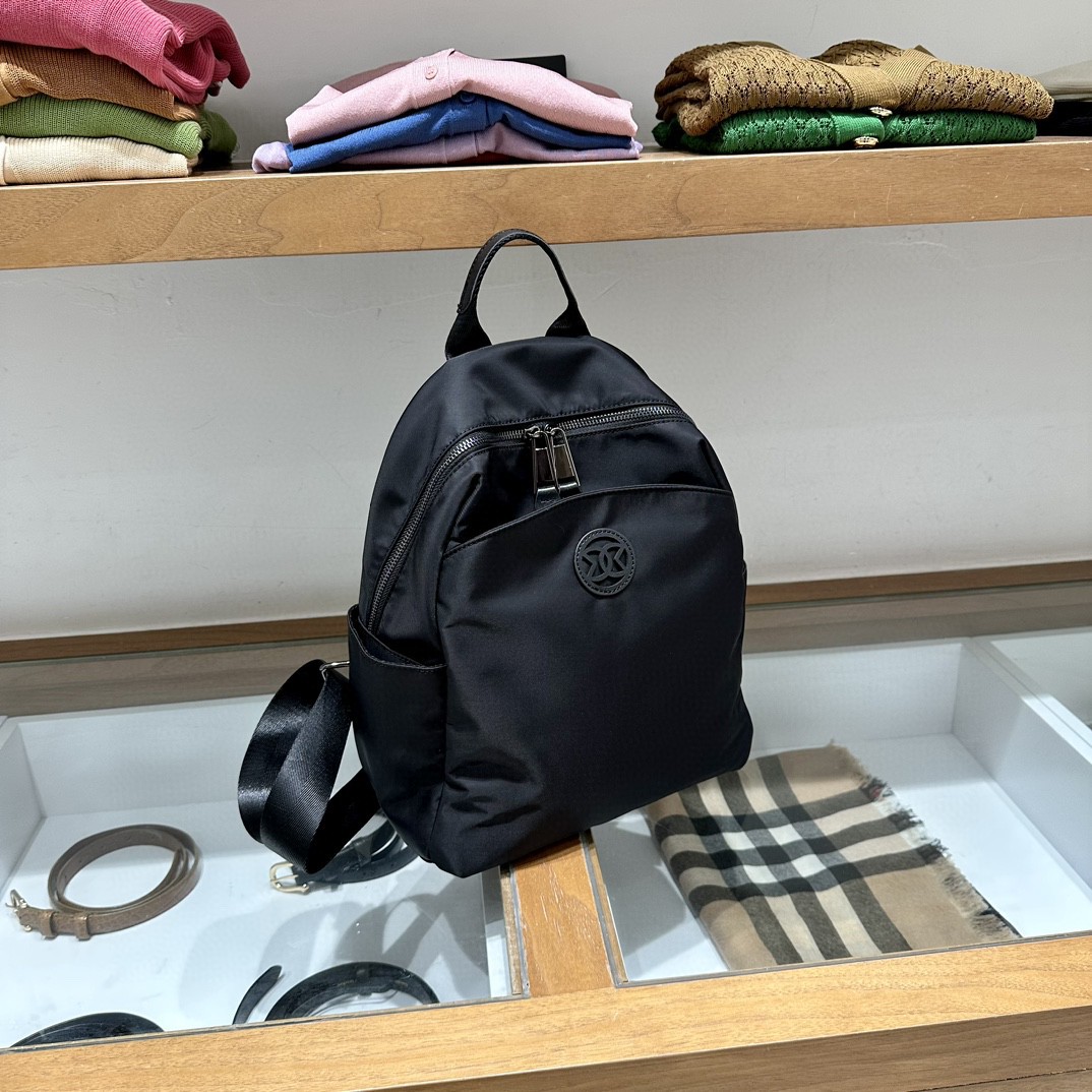 The new summer niche travel backpack is a high-end large-capacity commuter backpack and oxford cloth is casual and versatile. 