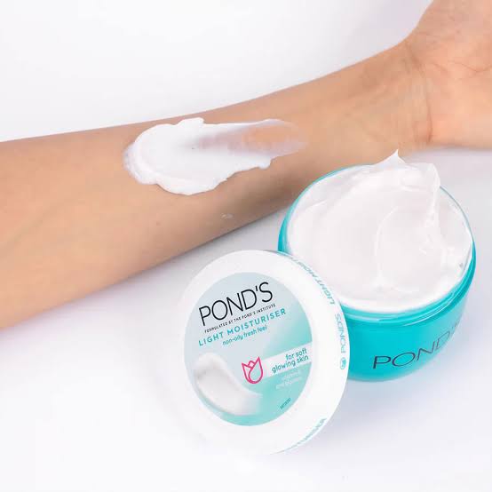 POND'S Light Moisturizer Cream, 25ml. 
