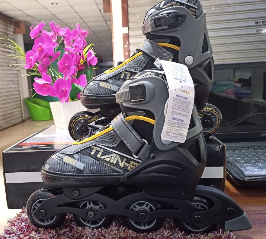 skate shoes inline adjustable(size 34-44). 
