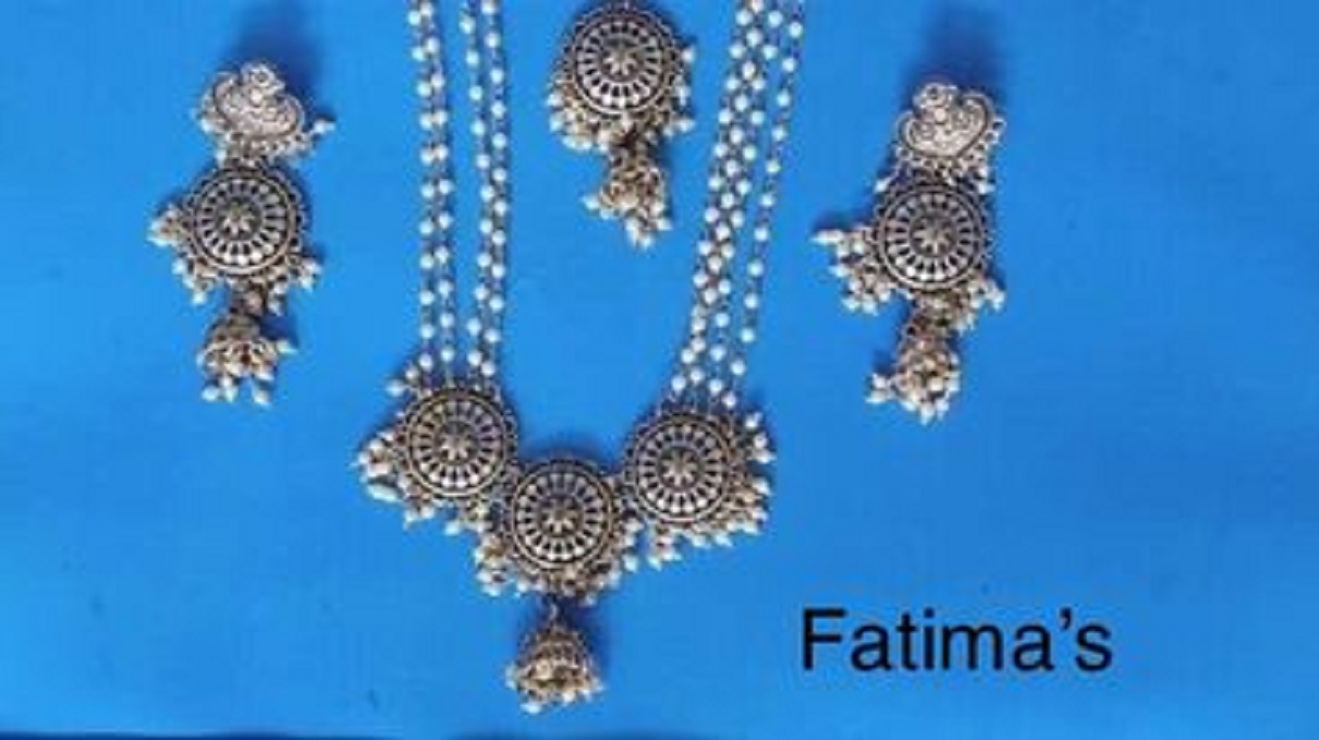 Women handmade fashionable necklace set (Colours Available)