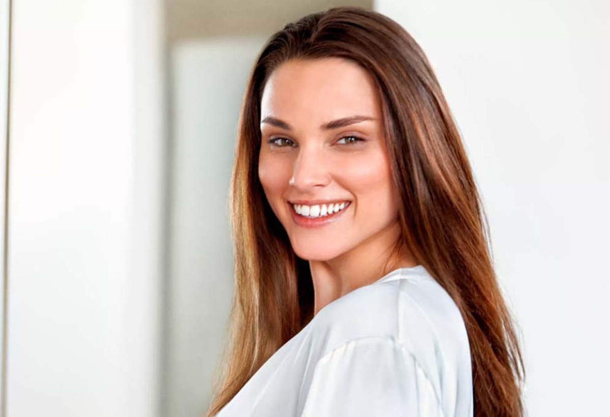 Philips HP8303/00 Compact & Portable Selfie Hair Straightener. 