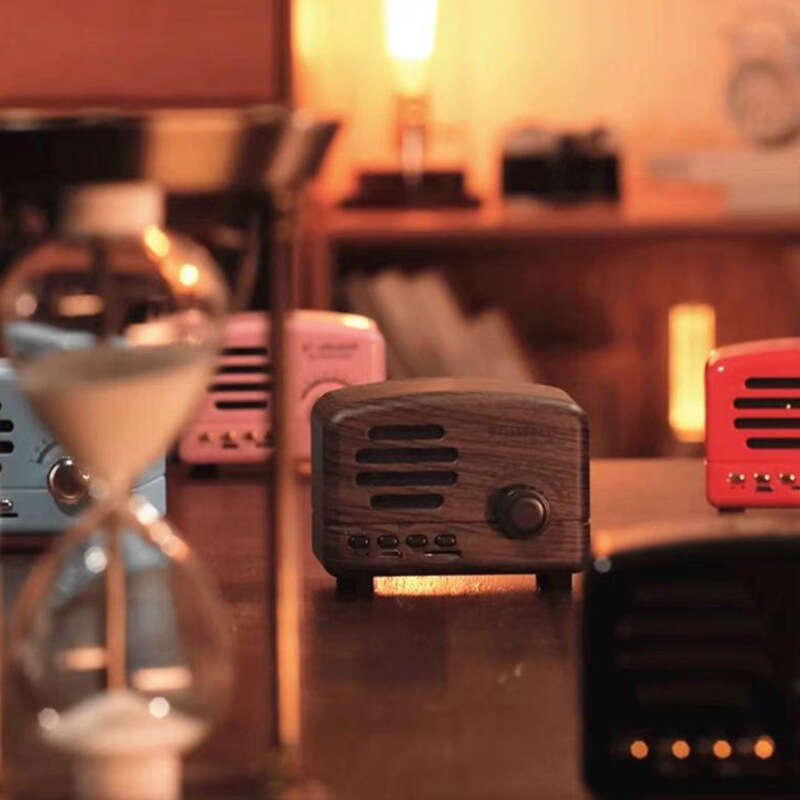 BT01 Bluetooth speaker sound system nostalgic mini cute girl heart card insertion new hand gift creative design. 