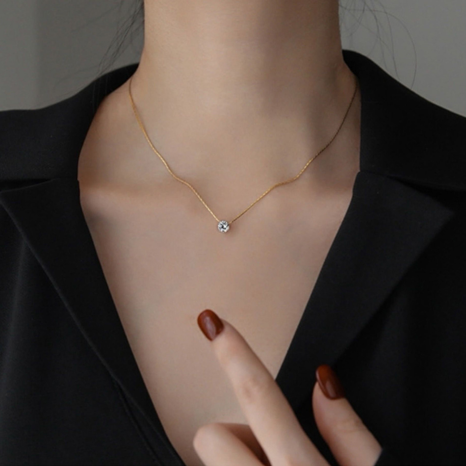 Spot titanium steel gold six-claw zircon necklace feminine temperament net red simple clavicle chain does not fade factory price. 