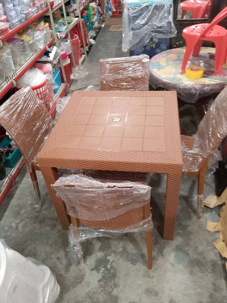 RFL Caino Dinner Table 4 Seat P/L EB With 4 Chair. 