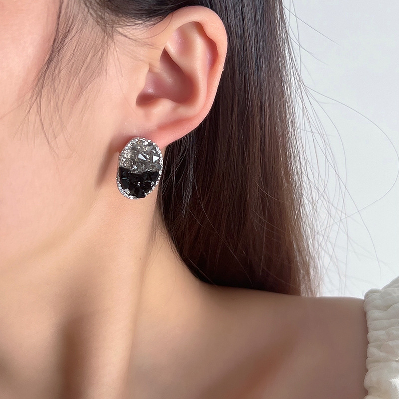 Sense of luxury, irregular crystal black earrings, women's autumn and winter stud earrings, retro Hong Kong style temperament, winter with coat. 