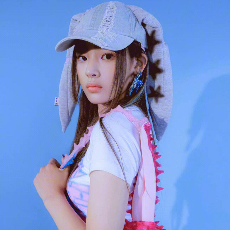 NewJeans MinJi Haerin OMG Stage Long Rabbit Ear Hat Y2K Style