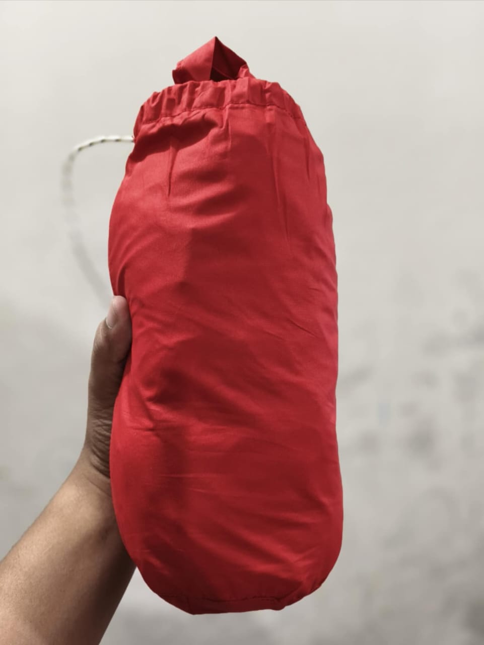 The camping hammock made of parachute fabric, lightweight, portable,  suitable for camping and outdoor activities. Two tree straps and a long rope are available for hanging.. 