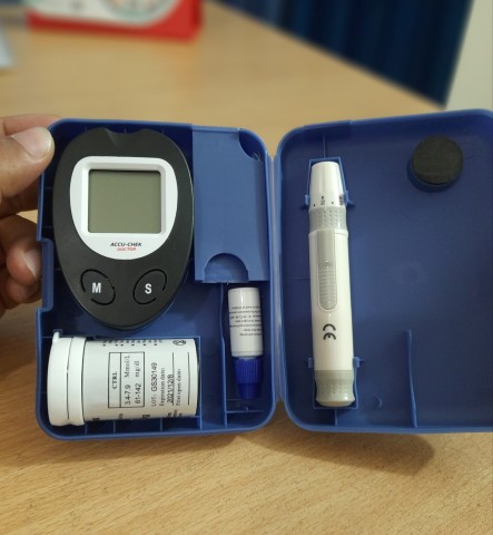 Accu Chek Doctor Instants Blood Glucose Monitor digital meter Machine. 