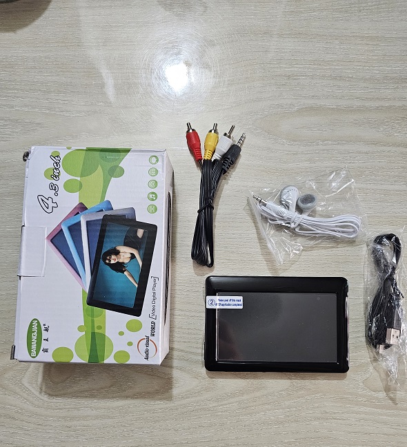 MP5 Player 4.3inch Touch Screen MP3 MP4 Media Recording TV OUT 8GB. 