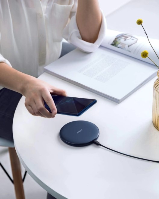 Anker Wireless Charger, PowerWave Pad for iPhone and Samsung, Qi-Certified 10W Max for iPhone 13/13 Pro/12/11/SE 2020/AirPods/Galaxy S20 (No AC Adapter, Not Compatible with MagSafe Magnetic Charging). 