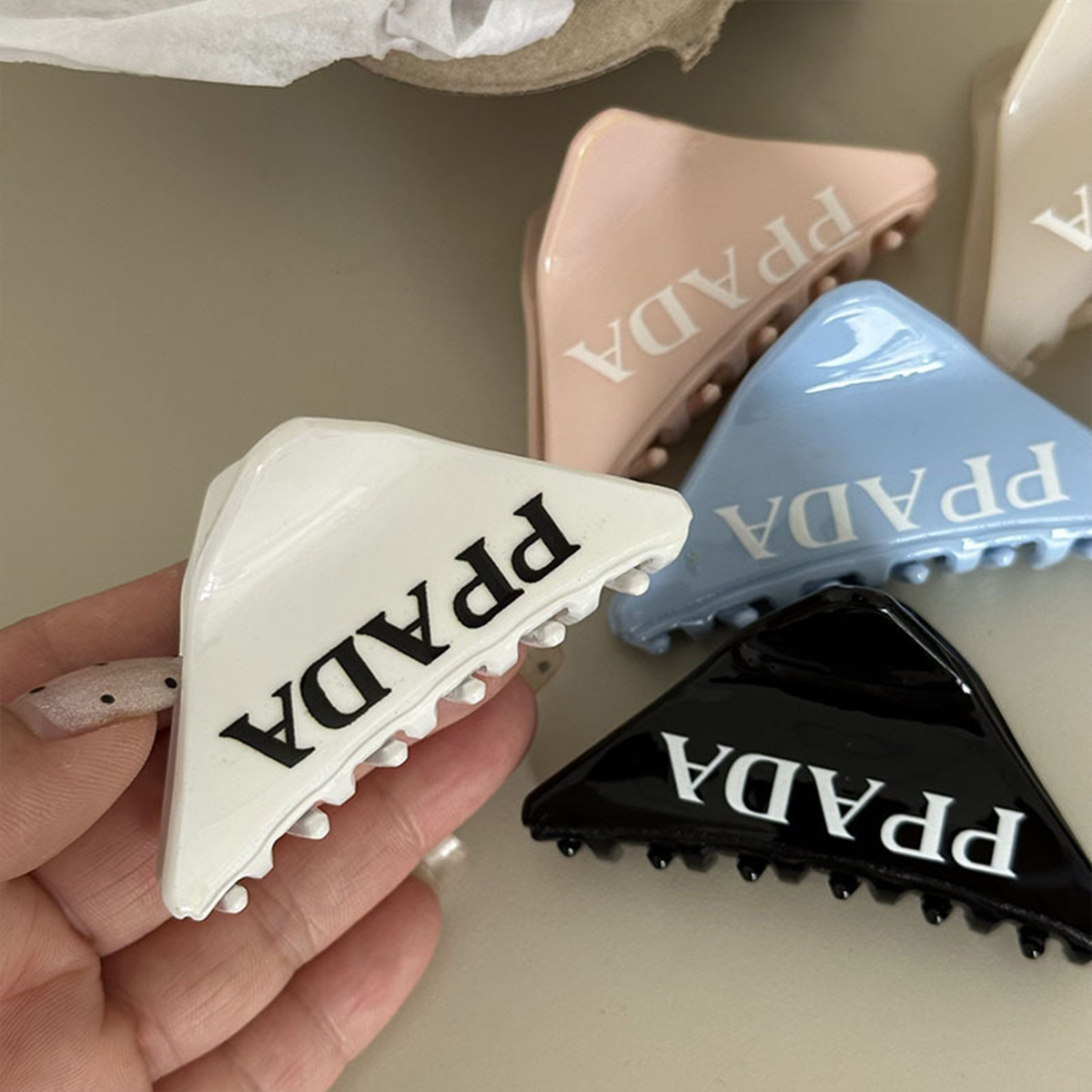 The new trendy letter inverted triangle hair clip with a high ponytail grab clip on the back of the head shark clip is a delicate temperament hair accessory. 
