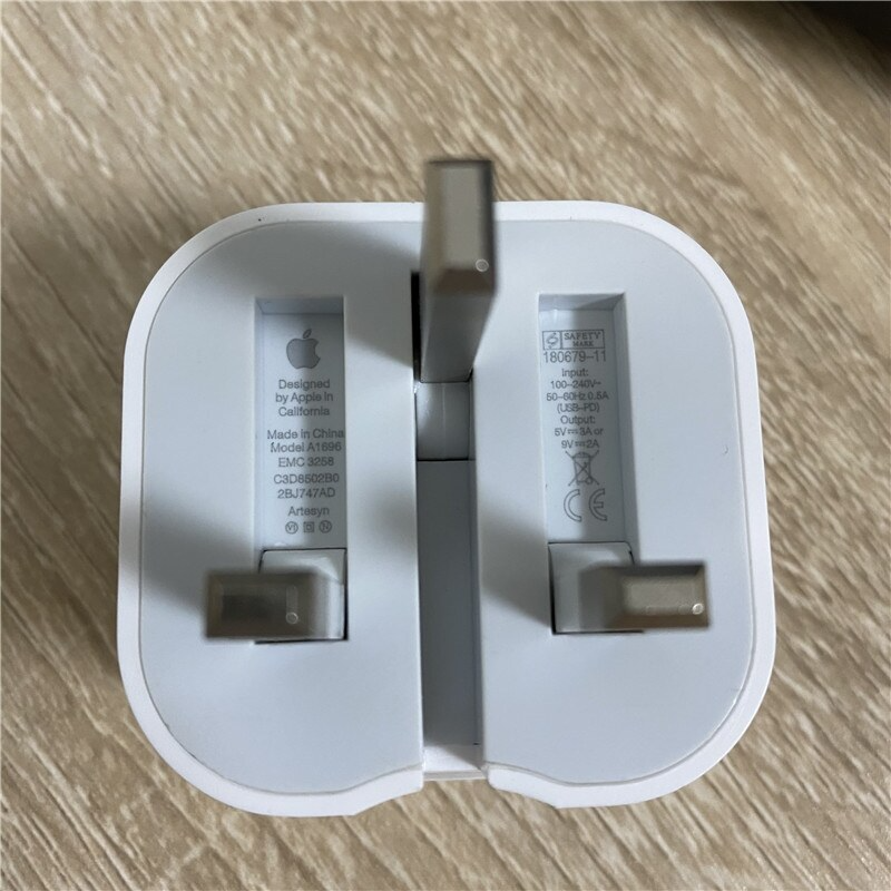 APPLE  20W USB.C Power Adapter FOR iphone 13/12/11/X with type c to lightng cable -Three pin (MADE IN VIETNAME). 