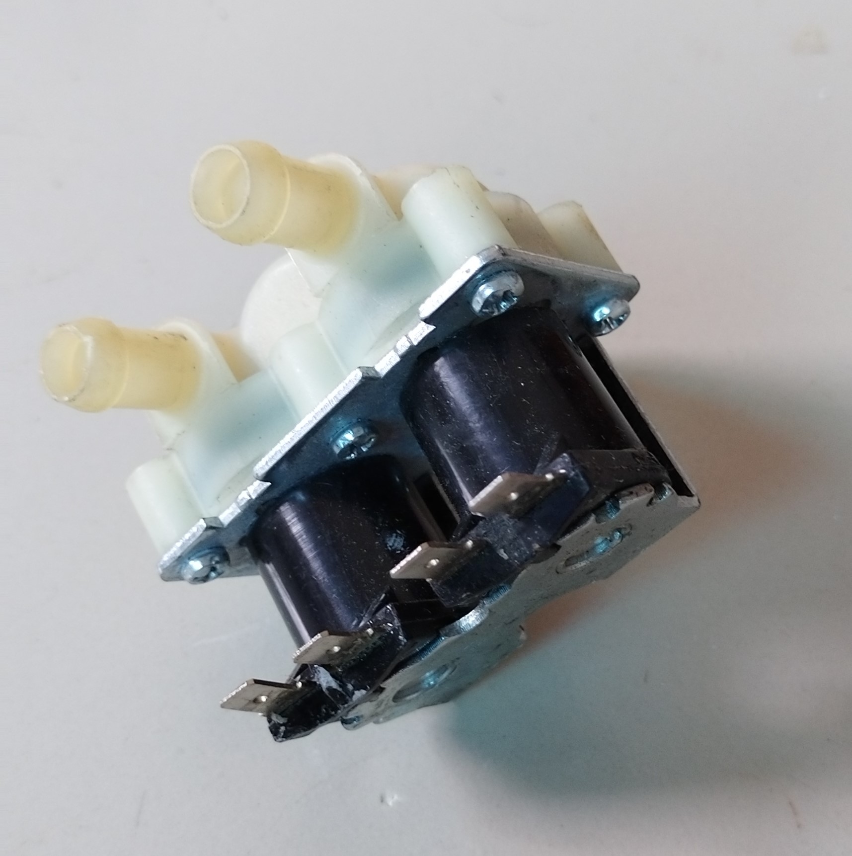 Washing Machine Solenoid Valve. Washing Machine Water Inlet Replace.Double Valve.Replacement washing machine  inlet valve.Washer Inlet Valve Replace. 220V. 