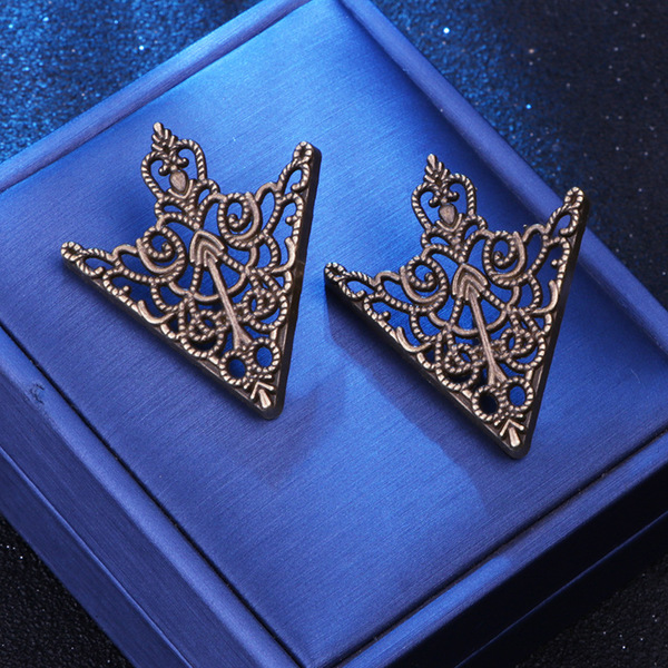 1Pair Brooch Retro Hollow Pattern Shirt Triangle Metal Collar Pins Clothes Accessory. 