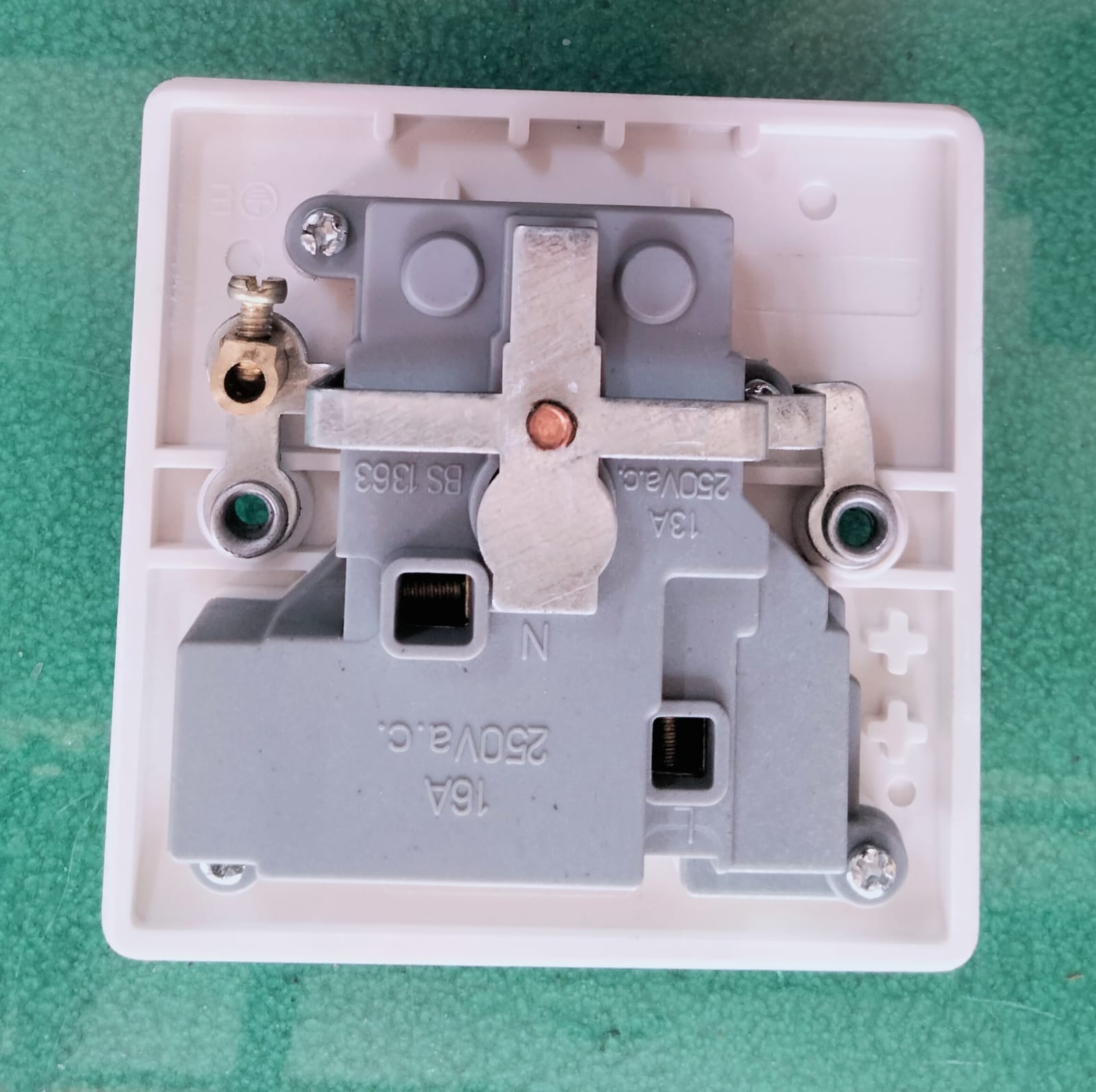 Circle 5 Pin Multi Function Socket with Indicator Light. 